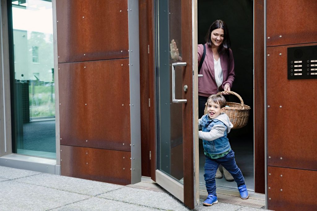 Commercial entrance fitted with electronic door hardware